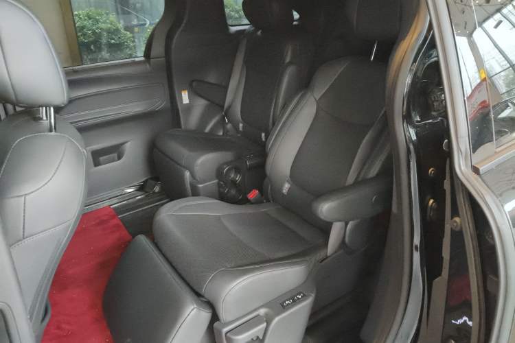 Used Toyota SIENNA 2023 2.5L Hybrid Deluxe Edition Left Rear Seat