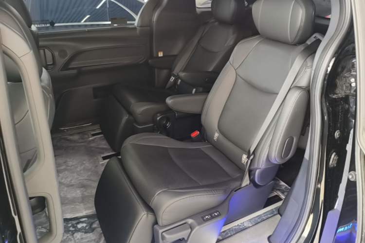 Used Toyota SIENNA 2023 2.5L Hybrid Deluxe Edition Left Rear Seat