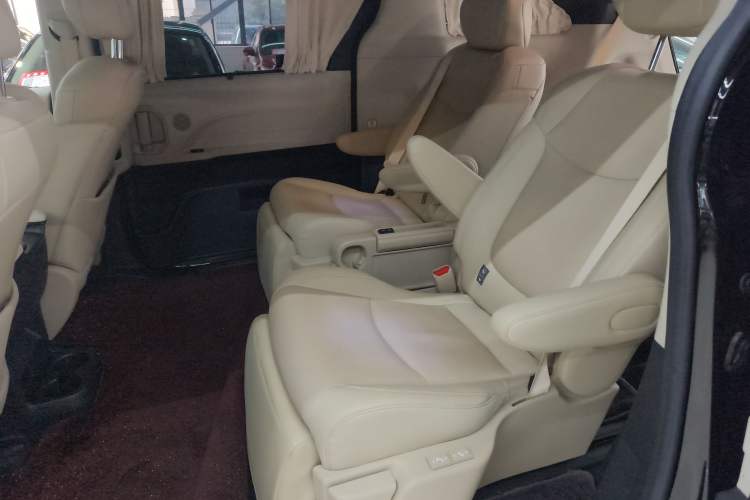 Used Toyota SIENNA 2023 2.5L Hybrid Deluxe Edition Left Rear Seat