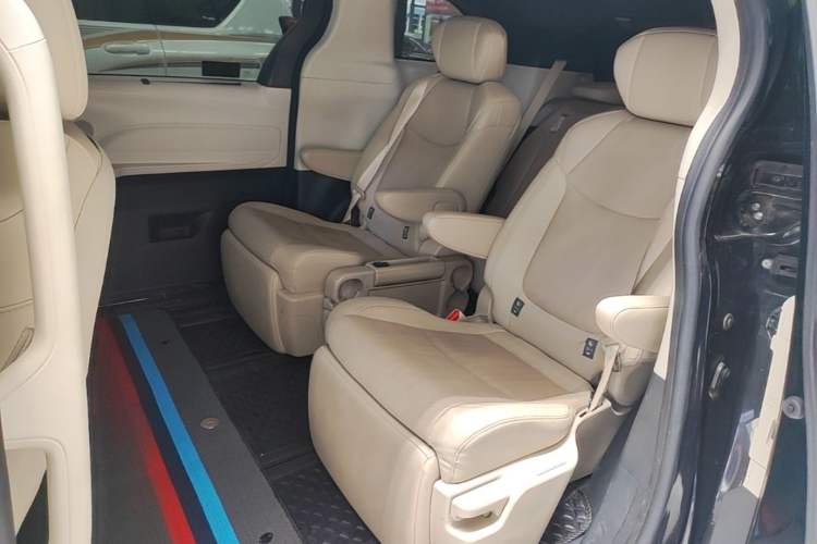 Used Toyota SIENNA 2023 2.5L Hybrid Deluxe Edition Left Rear Seat