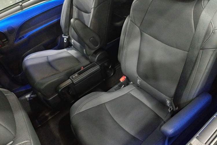 Used Toyota SIENNA 2023 2.5L Hybrid Deluxe Edition Left Rear Seat
