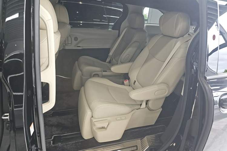 Used Toyota SIENNA 2023 2.5L Hybrid Deluxe Edition Left Rear Seat