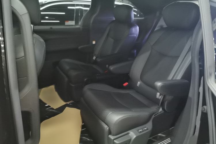 Used Toyota SIENNA 2023 2.5L Hybrid Deluxe Edition Left Rear Seat