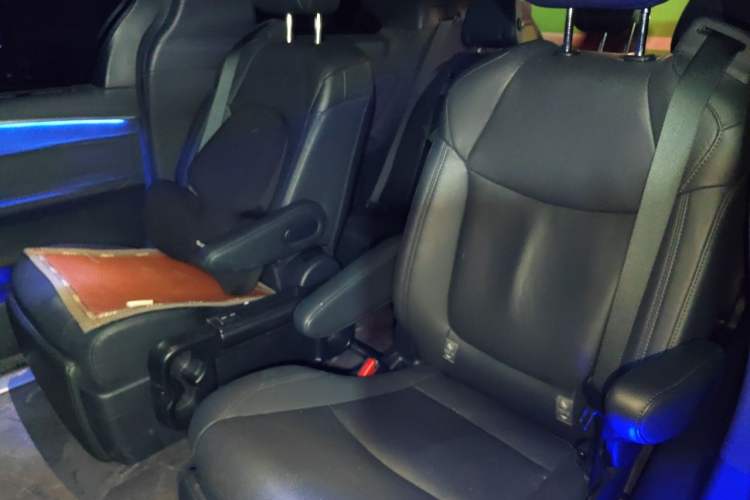 Used Toyota SIENNA 2023 2.5L Hybrid Deluxe Edition Left Rear Seat