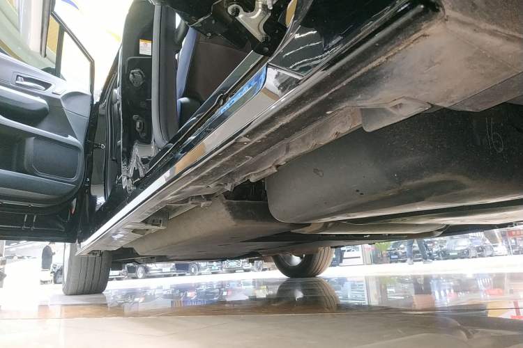 Used Toyota SIENNA 2023 2.5L Hybrid Platinum Edition Left Side Sill