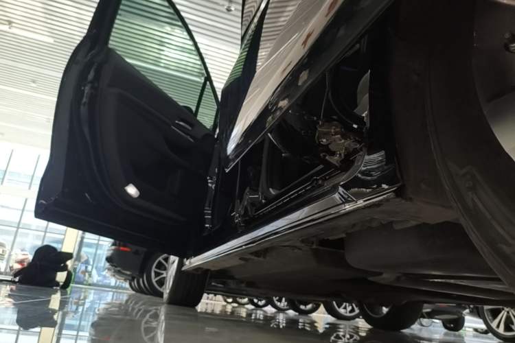 Used Toyota SIENNA 2023 2.5L Hybrid Deluxe Edition Left Side Sill