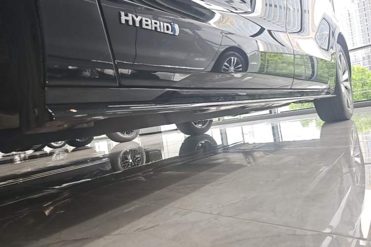 Used Toyota SIENNA 2023 2.5L Hybrid Deluxe Edition Left Side Sill