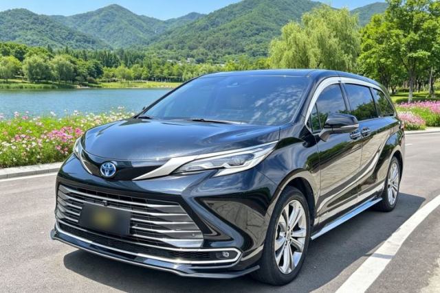 Used Toyota SIENNA 2023 2.5L Hybrid Deluxe Edition