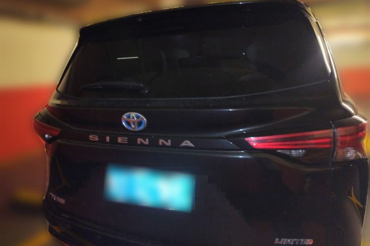 Used Toyota SIENNA 2023 2.5L Hybrid Deluxe Edition Rear