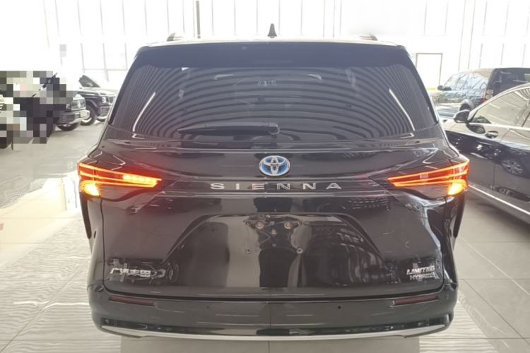Used Toyota SIENNA 2023 2.5L Hybrid Deluxe Edition Rear