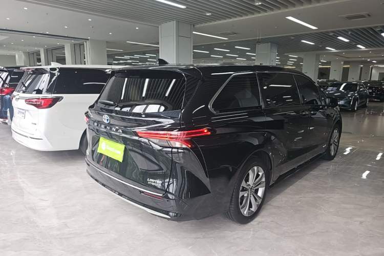 Used Toyota SIENNA 2023 2.5L Hybrid Deluxe Edition Rear Right 45 Deg