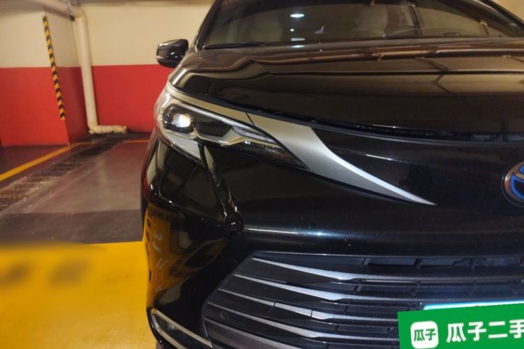 Used Toyota SIENNA 2023 2.5L Hybrid Deluxe Edition Right Front Headlight