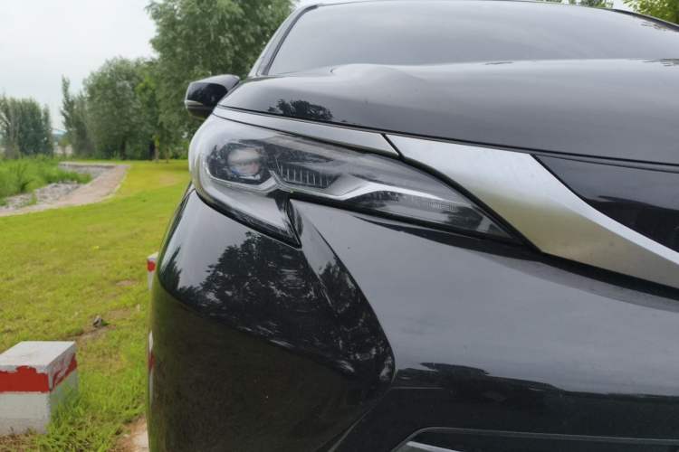 Used Toyota SIENNA 2023 2.5L Hybrid Deluxe Edition Right Front Headlight