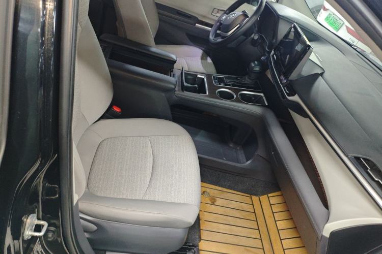 Used Toyota SIENNA 2023 2.5L Hybrid Comfort Edition Right Front Seat