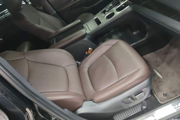 Used Toyota SIENNA 2023 2.5L Hybrid Platinum Edition Right Front Seat