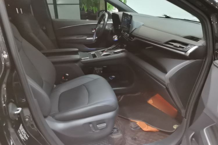 Used Toyota SIENNA 2023 2.5L Hybrid Deluxe Edition Right Front Seat