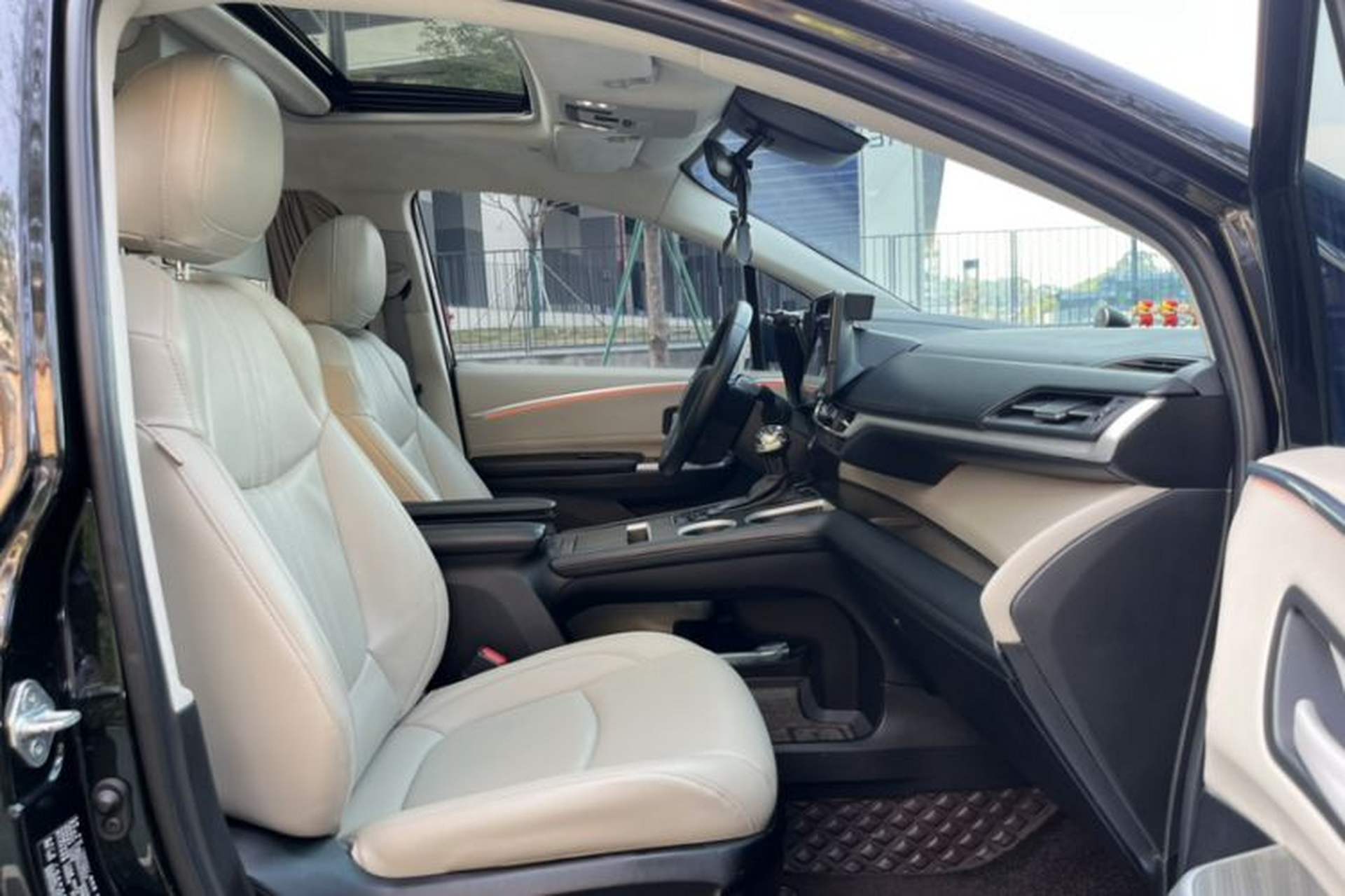 Used Toyota SIENNA 2023 2.5L Hybrid Comfort Edition Right Front Seat