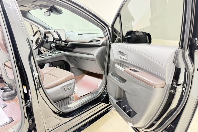 Used Toyota SIENNA 2023 2.5L Hybrid Platinum Edition Right Front Seat