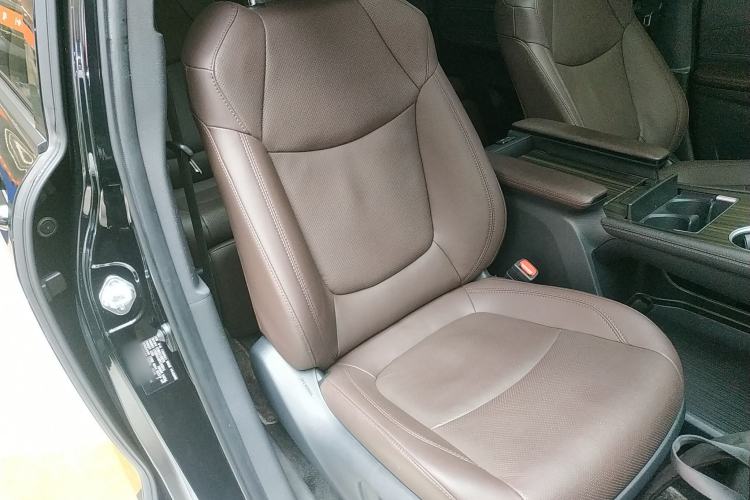 Used Toyota SIENNA 2023 2.5L Hybrid Platinum Edition Right Front Seat