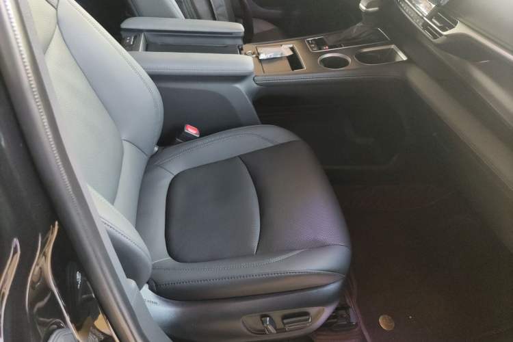 Used Toyota SIENNA 2023 2.5L Hybrid Deluxe Edition Right Front Seat