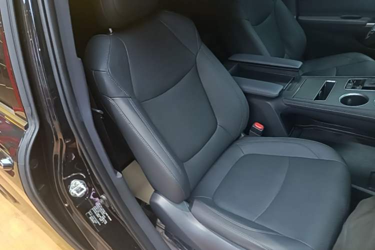 Used Toyota SIENNA 2023 2.5L Hybrid Deluxe Edition Right Front Seat