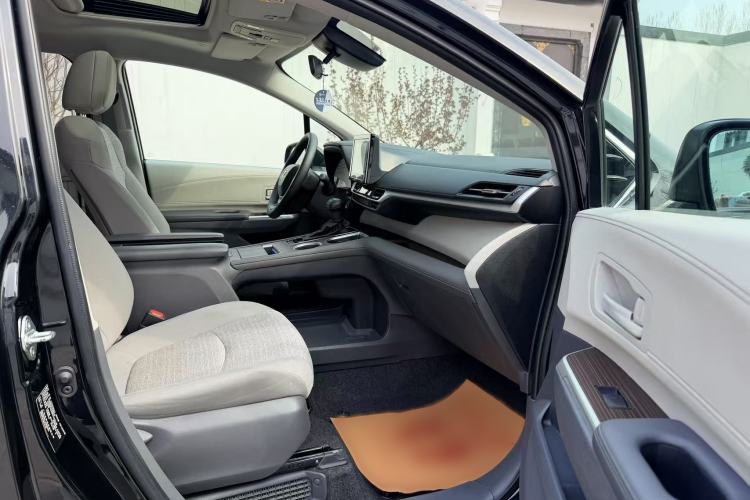 Used Toyota SIENNA 2023 2.5L Hybrid Comfort Edition Right Front Seat