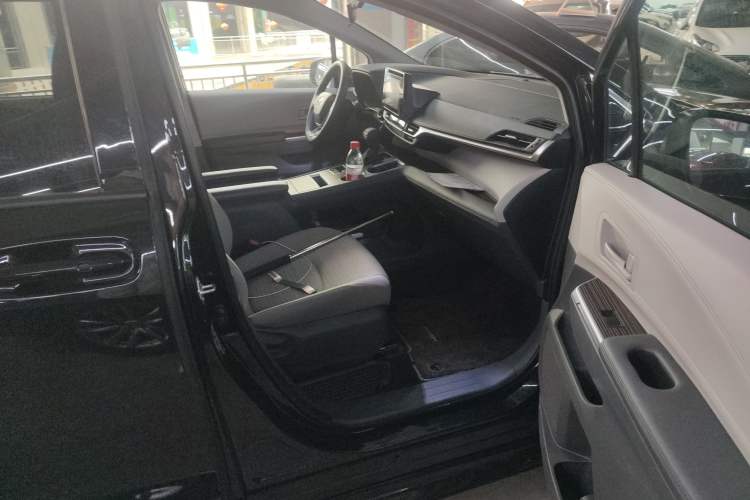 Used Toyota SIENNA 2023 2.5L Hybrid Comfort Edition Right Front Seat