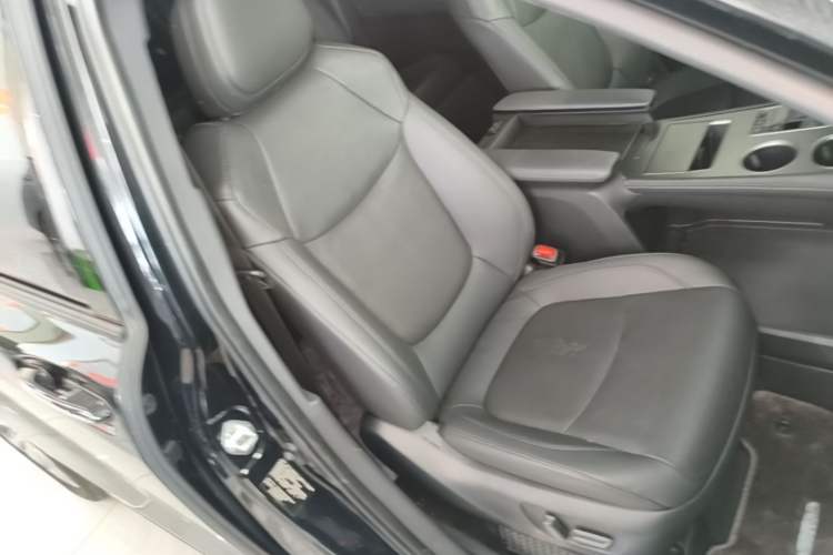Used Toyota SIENNA 2023 2.5L Hybrid Deluxe Edition Right Front Seat