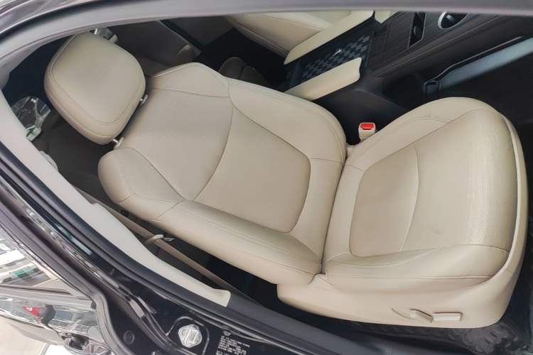 Used Toyota SIENNA 2023 2.5L Hybrid Deluxe Edition Right Front Seat