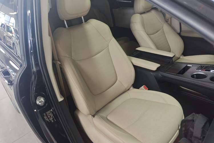 Used Toyota SIENNA 2023 2.5L Hybrid Deluxe Edition Right Front Seat