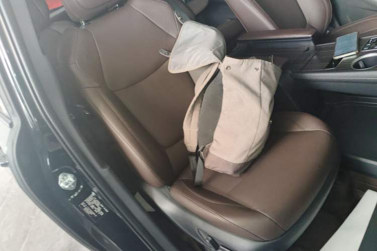 Used Toyota SIENNA 2023 2.5L Hybrid Platinum Edition Right Front Seat