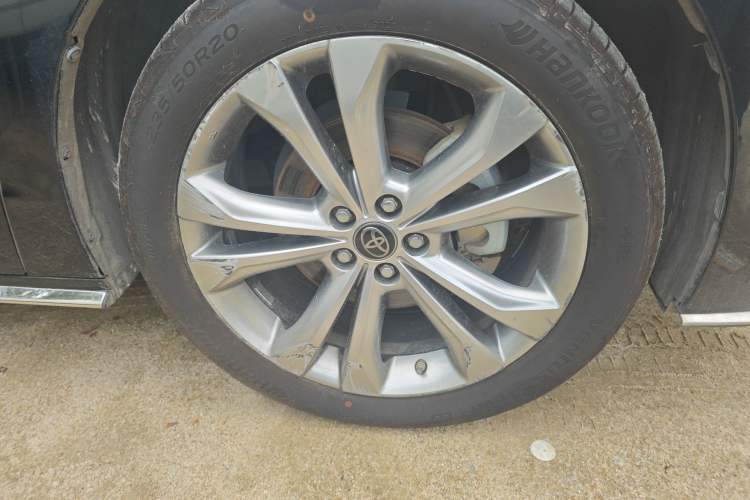 Used Toyota SIENNA 2023 2.5L Hybrid Deluxe Edition Right Front Wheel Hub