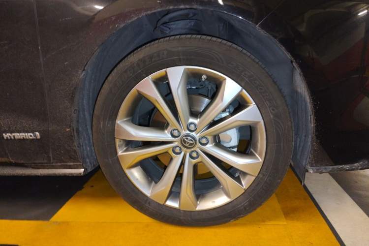 Used Toyota SIENNA 2023 2.5L Hybrid Deluxe Edition Right Front Wheel Hub