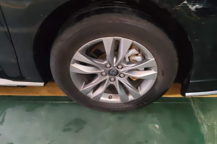 Used Toyota SIENNA 2023 2.5L Hybrid Comfort Edition Right Front Wheel Hub