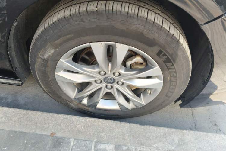 Used Toyota SIENNA 2023 2.5L Hybrid Comfort Edition Right Front Wheel Hub