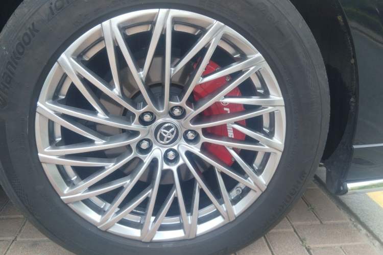 Used Toyota SIENNA 2023 2.5L Hybrid Comfort Edition Right Front Wheel Hub