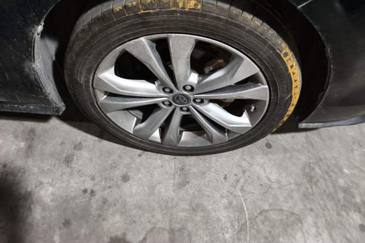 Used Toyota SIENNA 2023 2.5L Hybrid Platinum Edition Right Front Wheel Hub