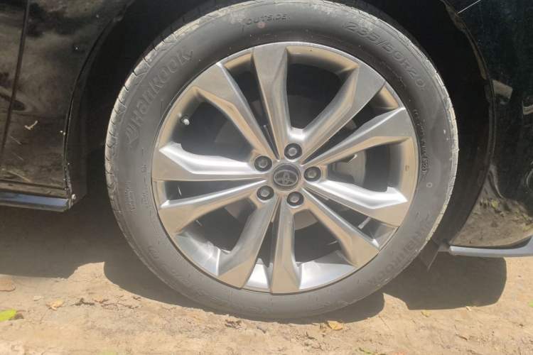 Used Toyota SIENNA 2023 2.5L Hybrid Deluxe Edition Right Front Wheel Hub