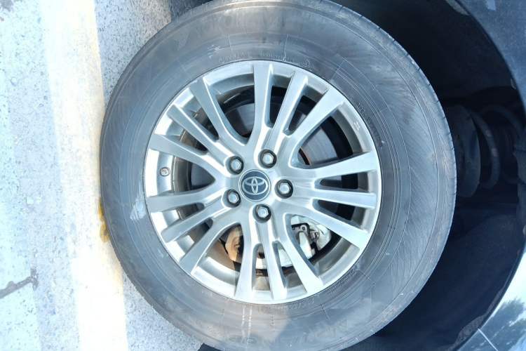 Used Toyota SIENNA 2023 2.5L Hybrid Luxury Edition Right Front Wheel Hub