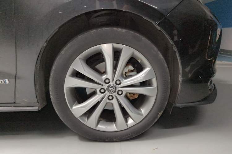 Used Toyota SIENNA 2023 2.5L Hybrid Deluxe Edition Right Front Wheel Hub