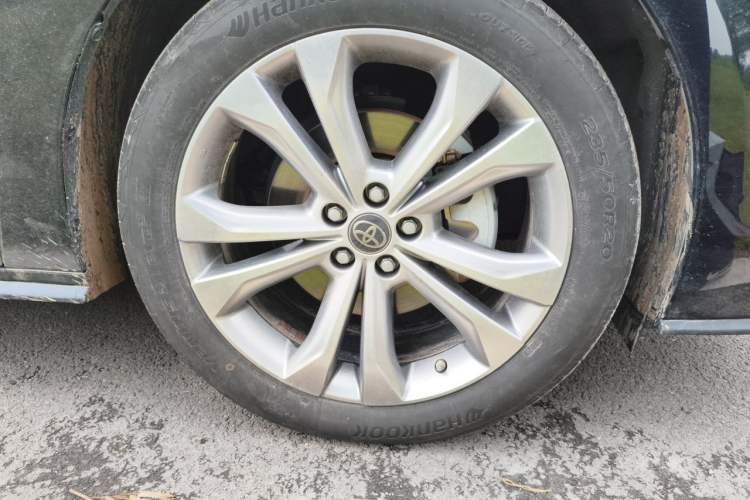 Used Toyota SIENNA 2023 2.5L Hybrid Deluxe Edition Right Front Wheel Hub