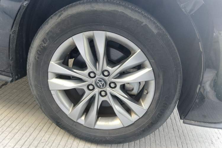 Used Toyota SIENNA 2023 2.5L Hybrid Comfort Edition Right Front Wheel Hub