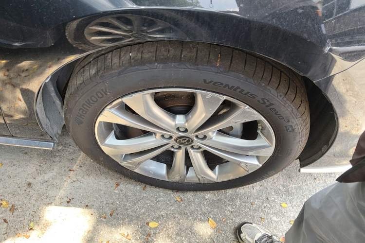 Used Toyota SIENNA 2023 2.5L Hybrid Deluxe Edition Right Front Wheel Hub