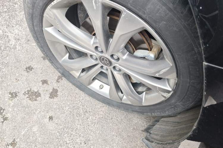 Used Toyota SIENNA 2023 2.5L Hybrid Platinum Edition Right Front Wheel Hub