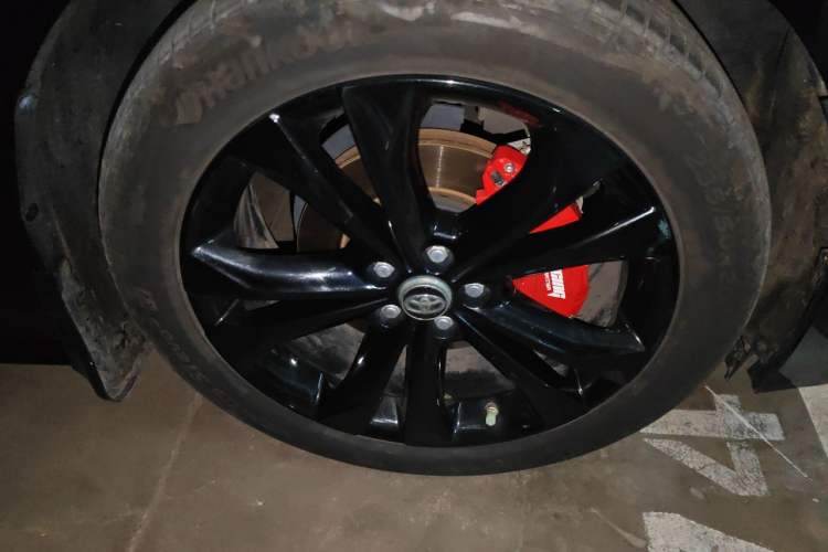 Used Toyota SIENNA 2023 2.5L Hybrid Deluxe Edition Right Front Wheel Hub