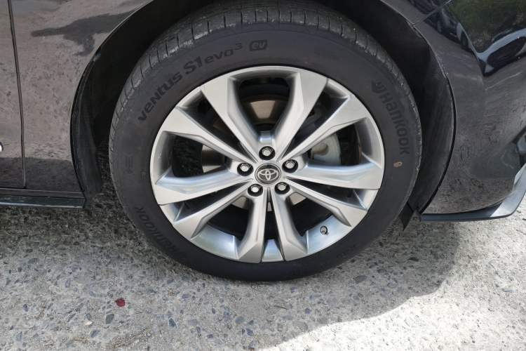 Used Toyota SIENNA 2023 2.5L Hybrid Platinum Edition Right Front Wheel Hub