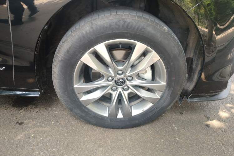 Used Toyota SIENNA 2023 2.5L Hybrid Comfort Edition Right Front Wheel Hub