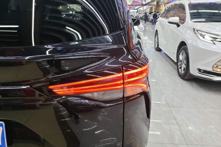 Used Toyota SIENNA 2023 2.5L Hybrid Platinum Edition Right Rear Taillight