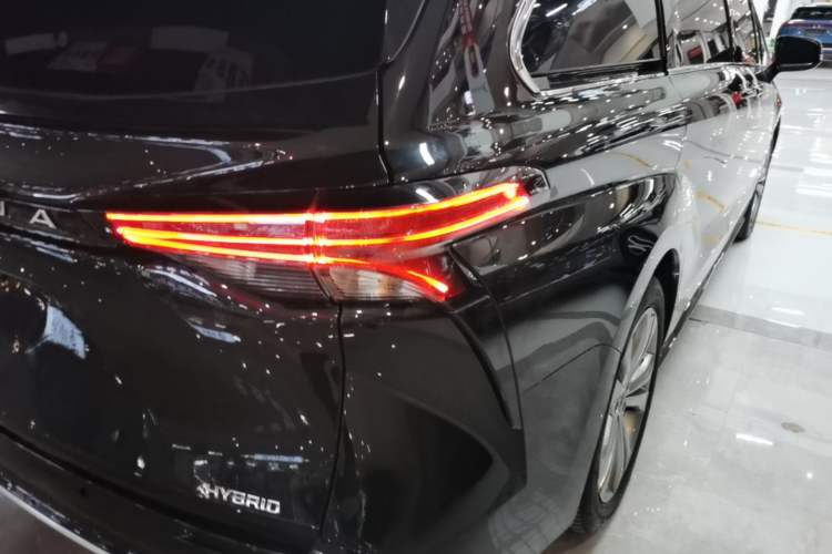 Used Toyota SIENNA 2023 2.5L Hybrid Deluxe Edition Right Rear Taillight