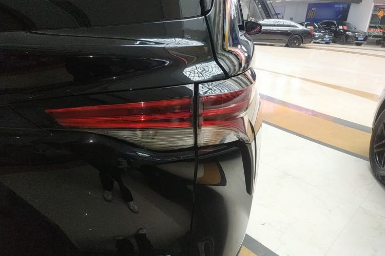 Used Toyota SIENNA 2023 2.5L Hybrid Platinum Edition Right Rear Taillight